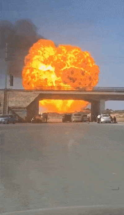 油罐车爆炸很危险切莫围观哄抢