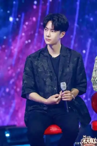 王一博《天天向上》预告剧照,新发型超好看,期待