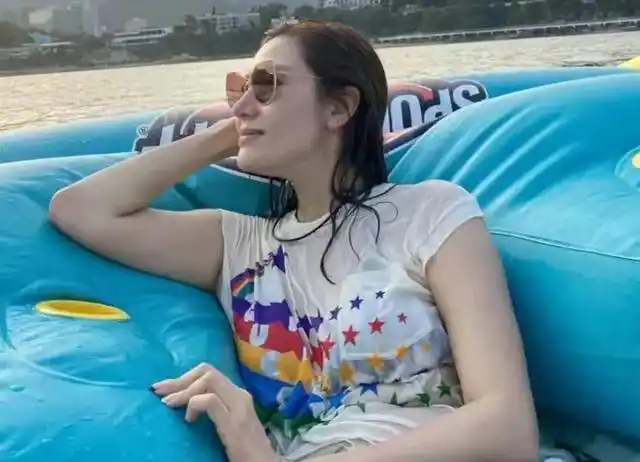 52岁李嘉欣穿泳装晒好身材,71岁刘銮雄夏天穿长袖,鞋子也大两号