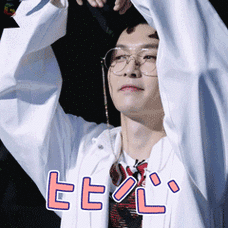 偶像练习生张艺兴比心soogifsoogif出品gif动图_动态图_表情包下载