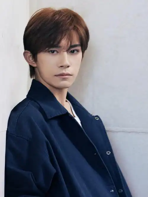 易烊千玺粉丝的相册几万张易烊千玺帅图每天翻到蹭蹭冒火星子都看不够