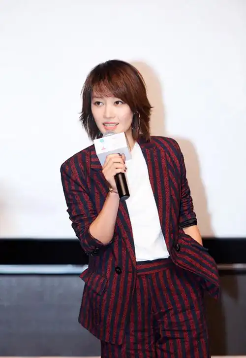 换了新发型的马伊琍再次惊艳白衬衣格子裤出席活动美得高级