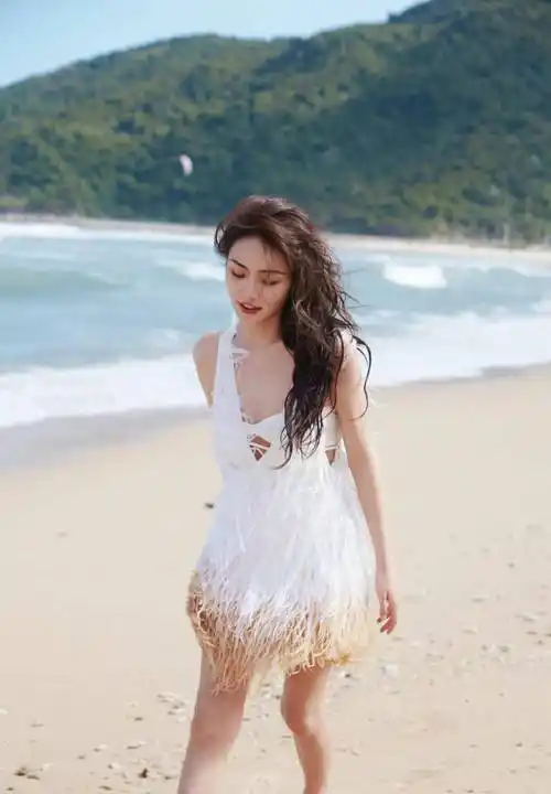 谢可寅清纯时尚迷人美丽海边穿深v领羽毛裙_沙滩_森林_裙子