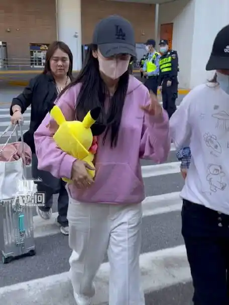 angelababy结束巴黎行程到达上海,美女回国啦#angelababy从巴黎回国