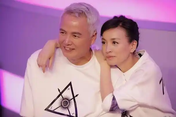 但不知为何,尽管如今的林瑞阳还不到60,但花期短的他已经满头白发