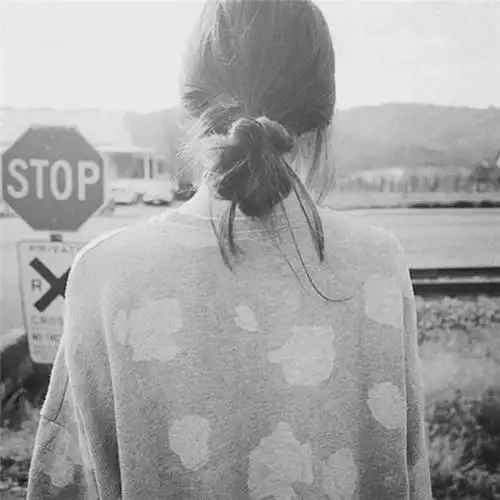 黑白女生背影图片