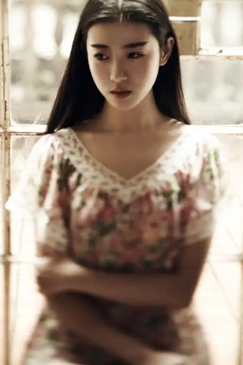 张辛苑,女,2008年考入中央戏剧学院2008级表演系本科.