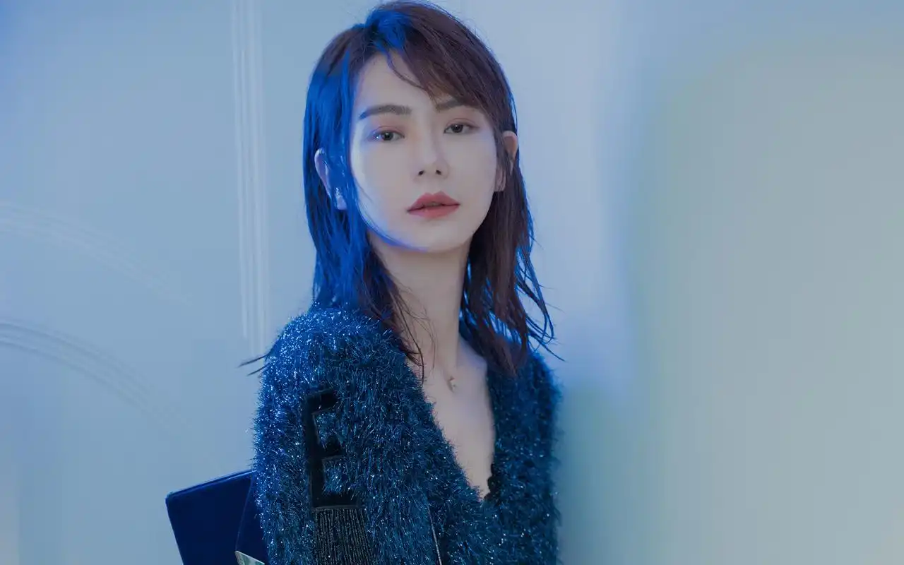 戚薇蓝发性感高清桌面壁纸-大陆明星-壁纸下载-美桌网