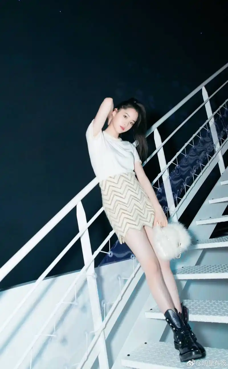 成熟的欧阳娜娜 长腿的欧阳娜娜