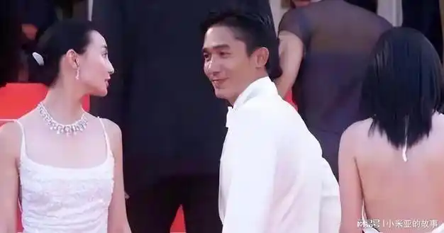 看了梁朝伟和张曼玉2001年的一张合照才明白她为何选择与狗为伴