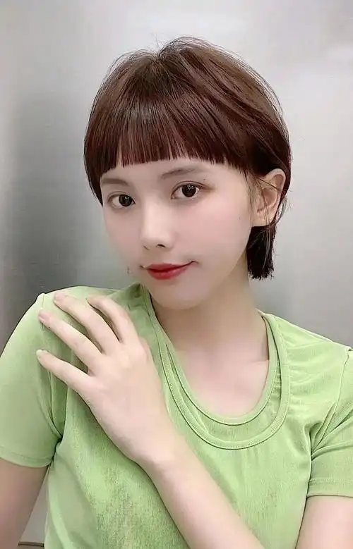 超短弧形刘海配上飞扬的发尾,动感十足酷酷的很时尚.