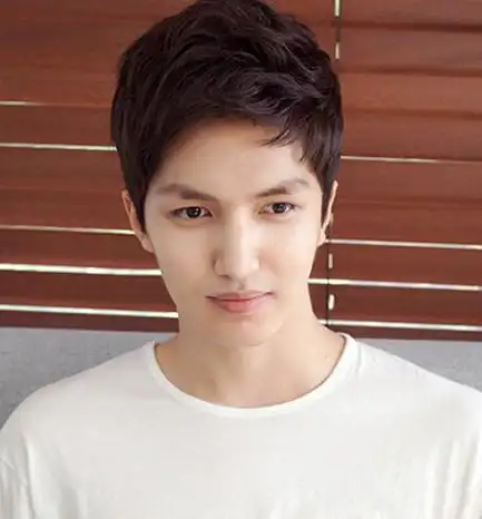 男士无刘海短发发型 清爽露额头更帅气