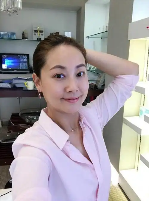 43岁张茜近照大曝光原来张卫健每天面对的是这样的女人