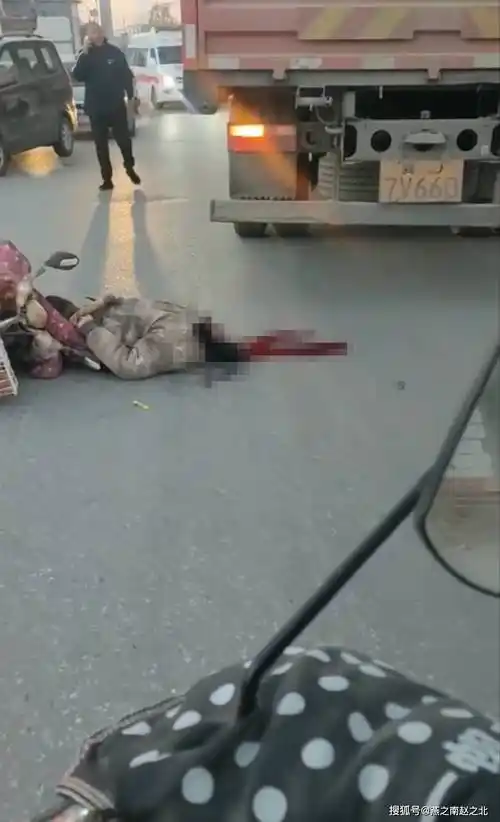 原创突发保定街头一骑电动车男子遭大车碾压头部受重创当场殒命