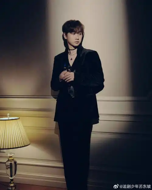汪苏泷穿深v##汪苏泷今天忙死了