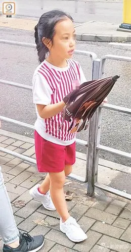 小糯米上学紧黏刘恺威 赵薇的女儿小四月英文流利