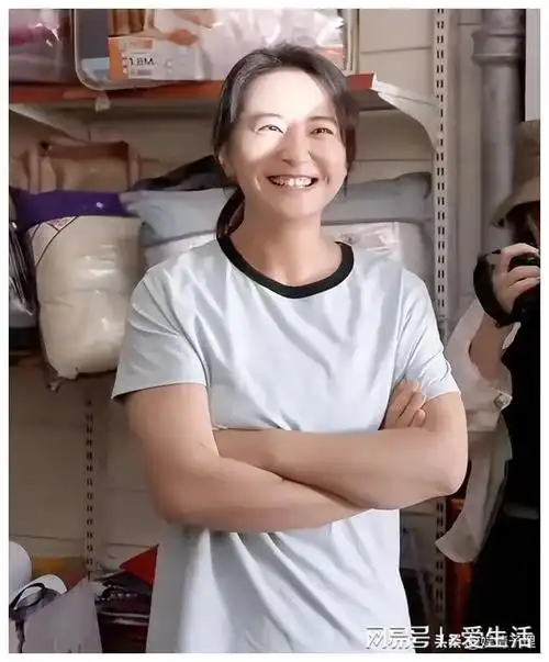 这么快就反弹了网友洛杉矶偶遇贾玲圆肩驼背身材走样