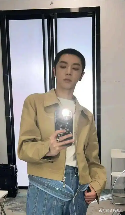 华晨宇不再遮遮掩掩啦华晨宇公开寸头自拍照他的底气从何而来