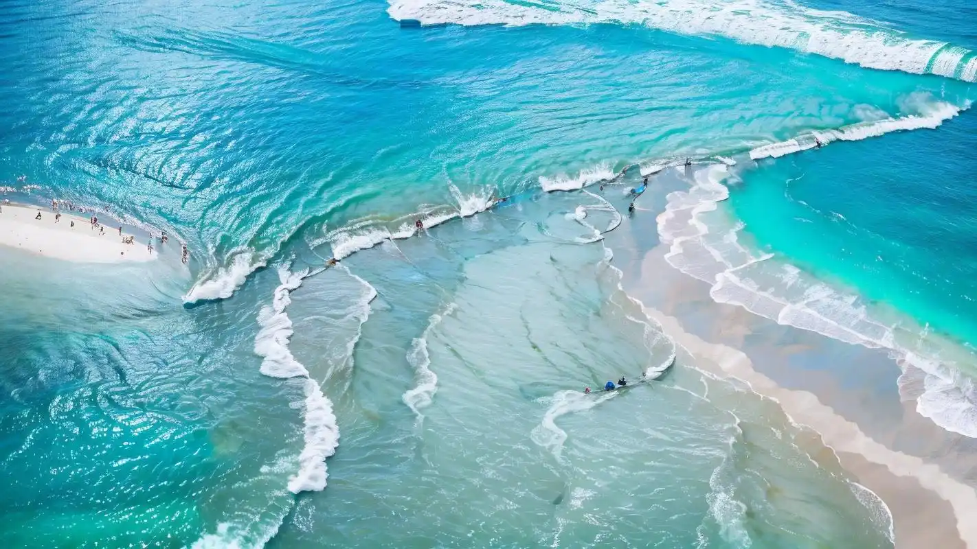 白色背景凸显出沙滩的细腻与大海的浩渺,让你的手机或电脑屏幕瞬间