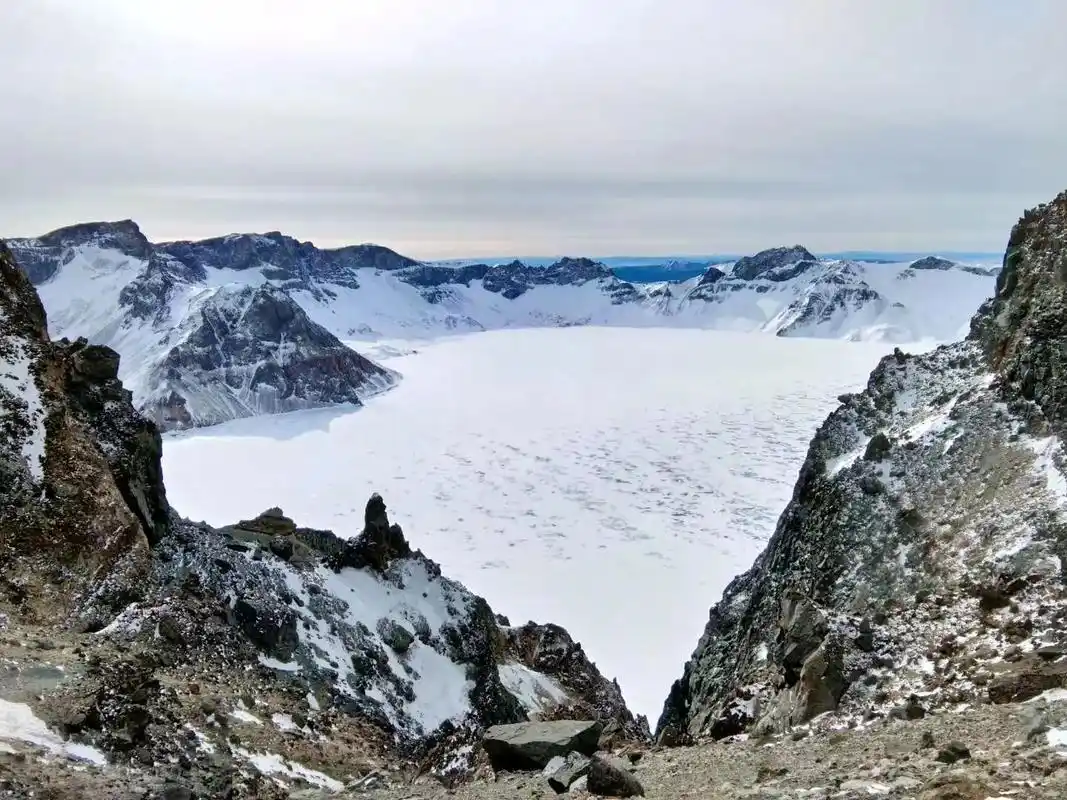 雪霁后的长白山天池,一派银装素裹,更加神奇壮观. - 抖音