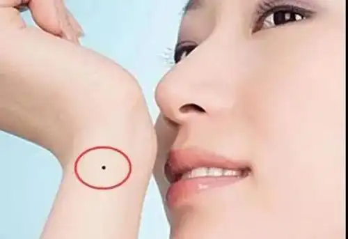 痣相分析:手腕长痣代表着什么,手腕痣好不好?
