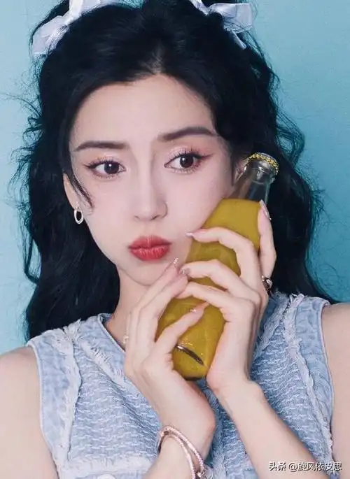 杨颖对镜比心少女感十足蓝色遐想糖度拉满