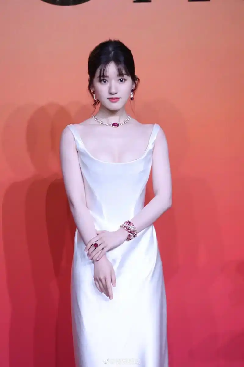 今日,出席品牌活动的赵露思,身穿的象牙白缎面礼服 - 抖音