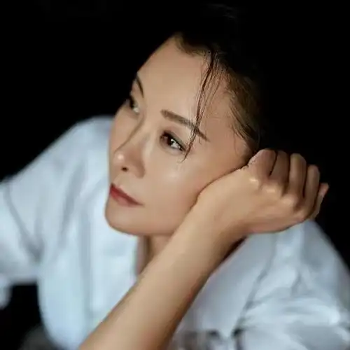 回顾柯蓝曾被医生断言活不过38岁28岁遭李亚鹏背叛51岁仍未婚