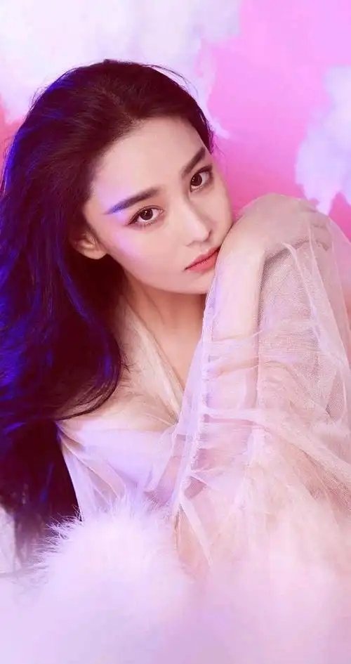 中国女演员张馨予,以她的独特魅力和全方位的才华闻名于娱乐圈.