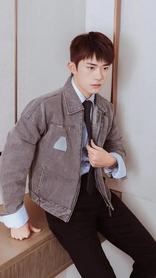 易烊千玺帅气阳光迷人写真,图片大全,高清,图库-回车桌面