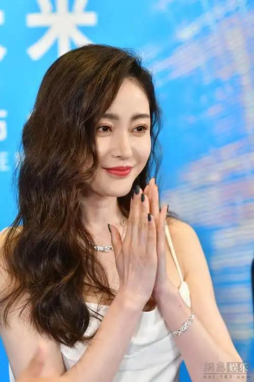 张天爱穿吊带白裙现身坐姿优雅曲线迷人