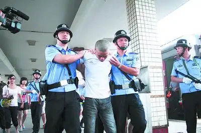 扑打入室小偷 两老不幸遇害