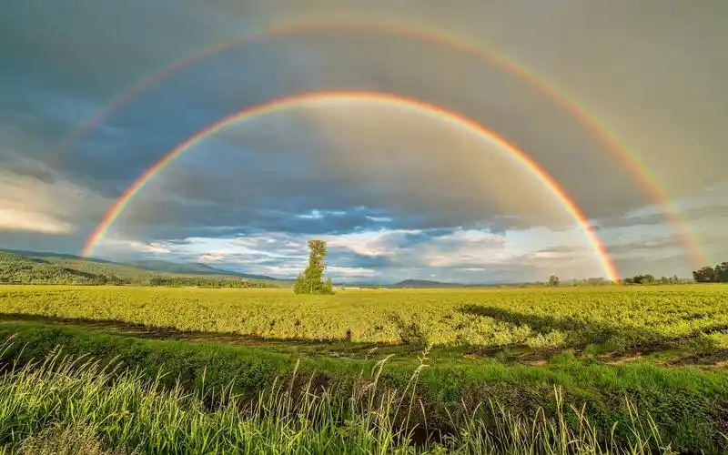 唯美梦幻的彩虹风景桌面壁纸