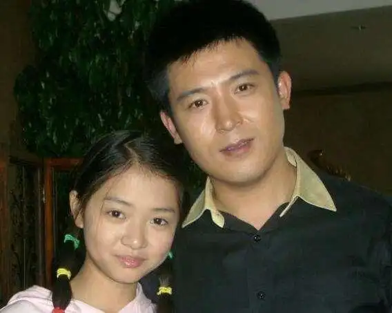 春晚冻龄男神孙涛52岁近照,妻子长相精致,婚姻生活令人羡慕