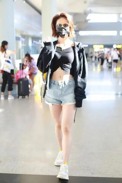 蓝盈莹火了后真不低调!穿短t配"露兜热裤",马甲线真让人嫉妒