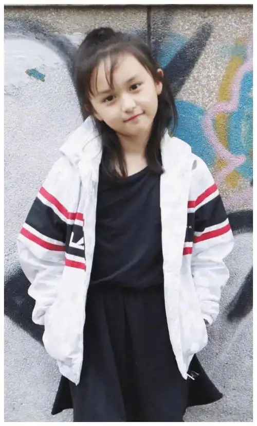 小芈月因太美被全网禁止整容,十岁就敢穿牛奶袜,这腿怕有1米2|刘楚恬