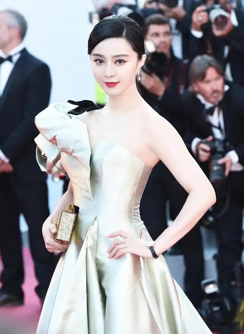 法国戛纳,第71届戛纳国际电影节,范冰冰戴钻石戒指和耳坠,身穿香槟金