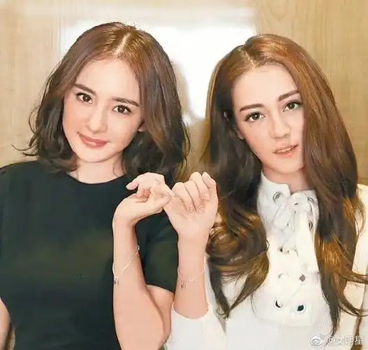 杨幂迪丽热巴时隔一年同台