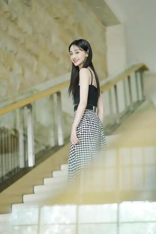 郑爽换团队后造型给力,穿吊带格子裙尽显高挑身材,发型清爽明媚