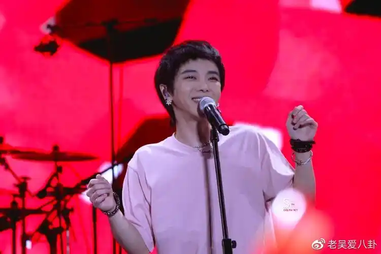 华晨宇壁纸:你在台上发光我在台下望你,若能这样一辈子便足够了