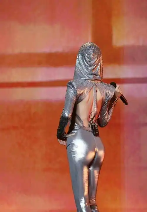 李宇春身材曝光!青春偶像的变身之路引发热议