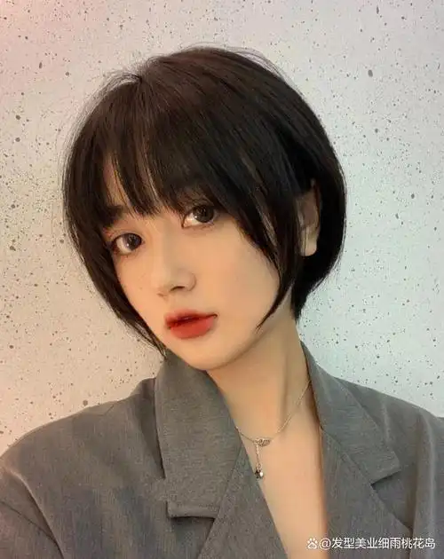 圆脸剪短发的长度要讲究一个度,如果脸型是圆但是又比较短的女生,短发