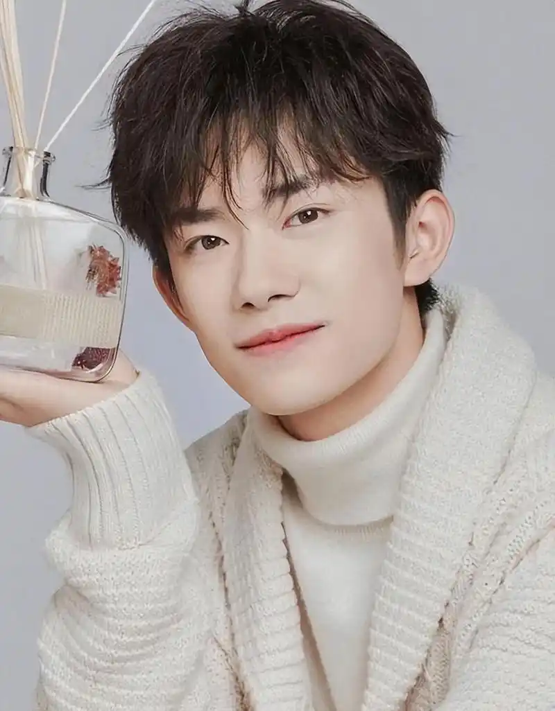 易烊千玺:梦想的力量与不懈的追求 易烊千玺,这位年轻的实力派演员,从