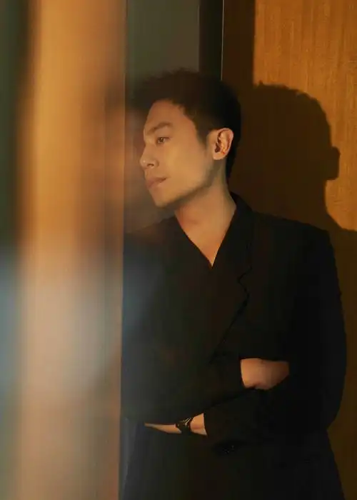 朱亚文光影写真来袭一身不规则西装故事感十足