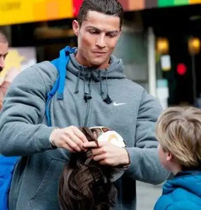 路人惊呆称没发现竟是c罗(2)_体育明星_明星-超级明星