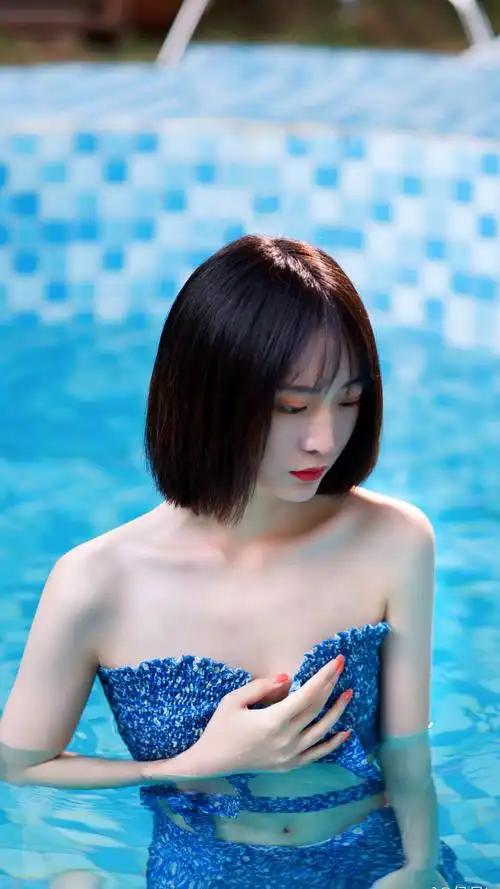 短发性感的泳衣女神