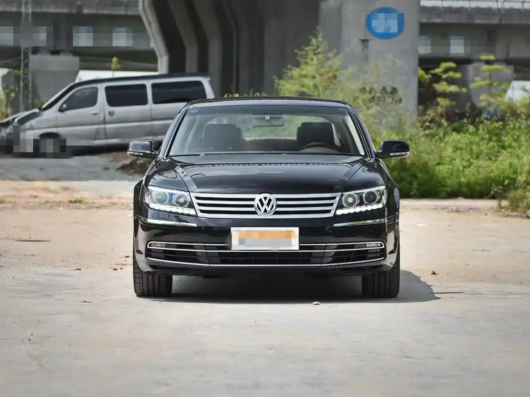 从图片上看这款大众辉腾,外观是我的最爱,时尚大气,青春而不张扬,但是