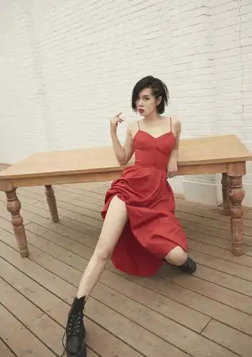 余男真天生"性感尤物",穿白色外套秀香肩性感妩媚,女人味十足