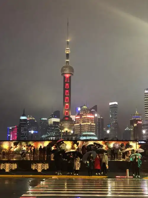 从上个世纪便开始的"夜上海"到现在世界排名前几的"不夜城",上海的