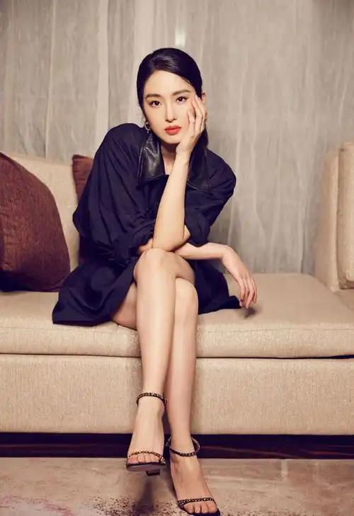 有颜任性,杨采钰新照穿"布条",依旧是挡不住美貌_网易订阅